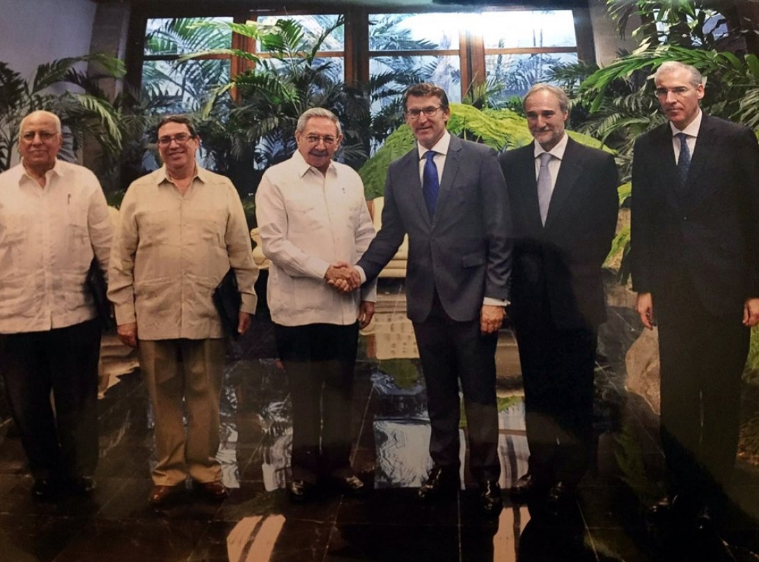 Foto de Raúl Castro junto a Alberto Núñez en La Habana. 