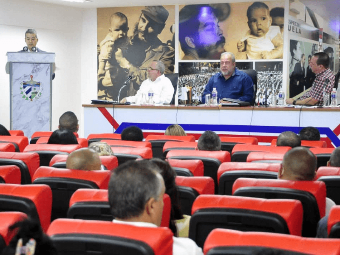 Manuel Marrero (al centro en la mesa) durante la XX Reunión de Jefes de Brigadas Médicas Cubanas.