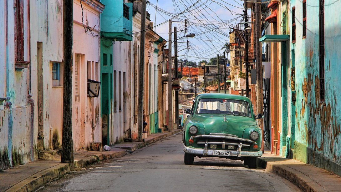 Auto clásico en una calle cubana