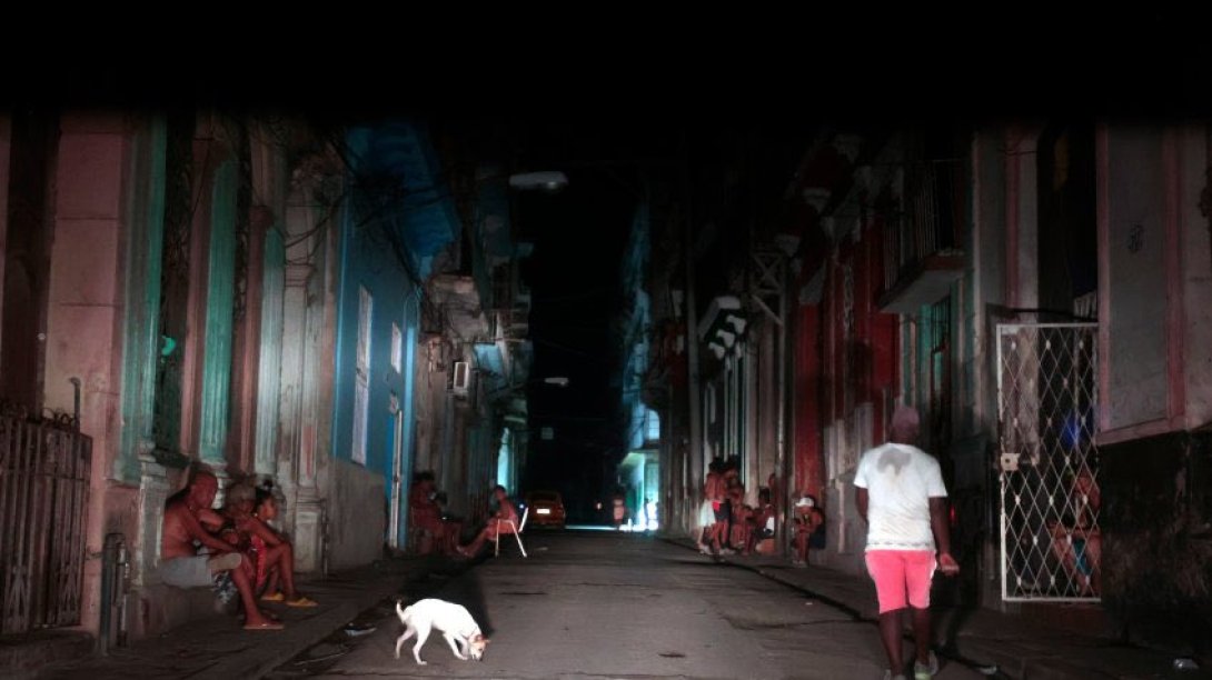 Personas en las calles durante el apagón en Cuba.