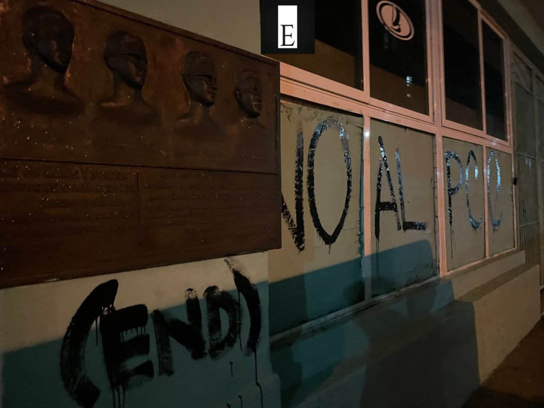 Grafiti contestatario en los bajos del edificio de Humboldt 7, La Habana.