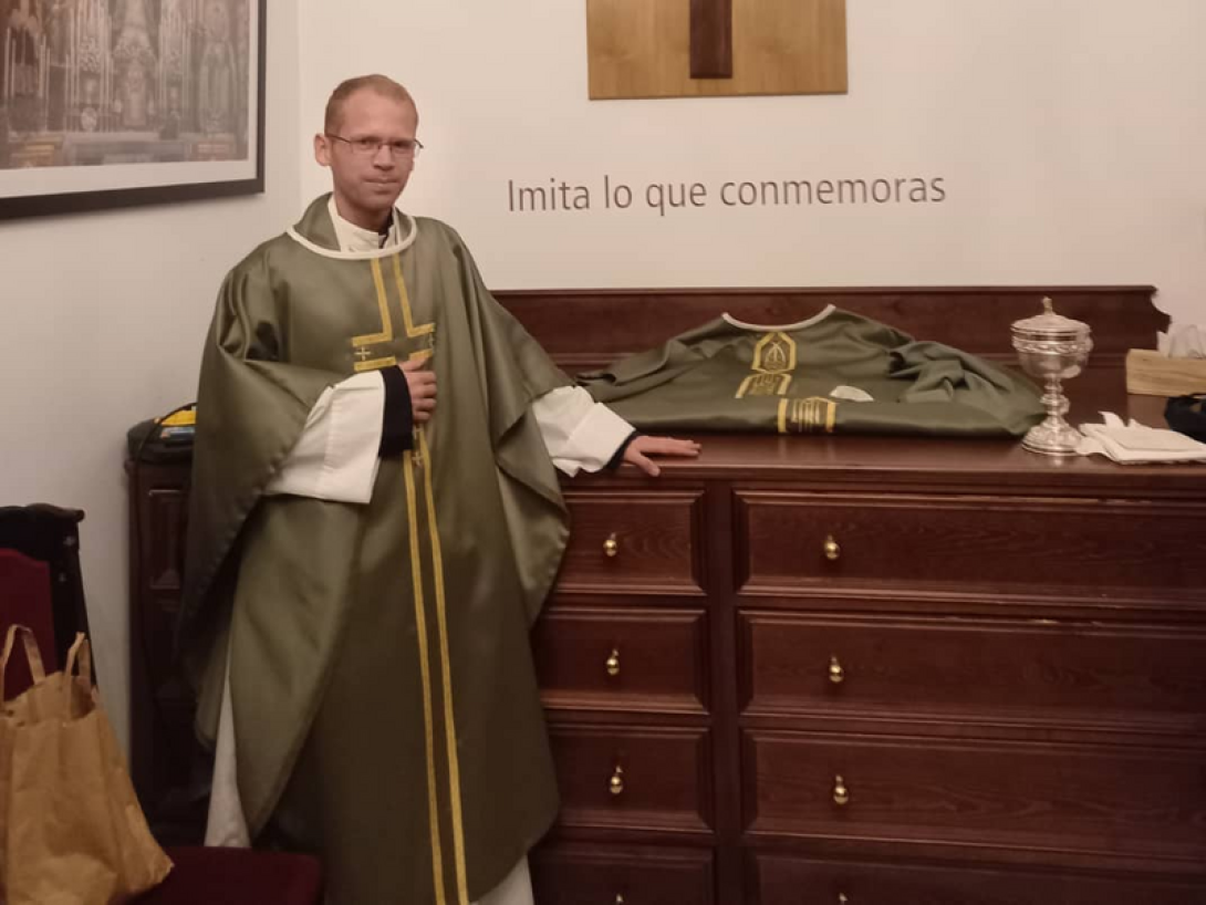 Padre Kenny, sacerdote católico cubano con sus túnicas. 