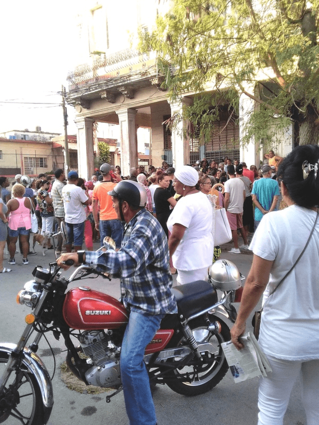 Personas en La Habana, Cuba haciendo colas por obtener alimentos.