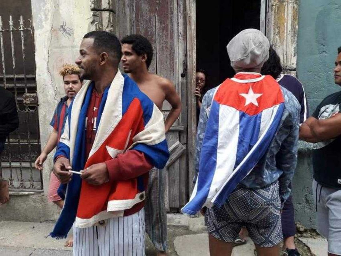 Movimiento San Isidro con banderas cubanas