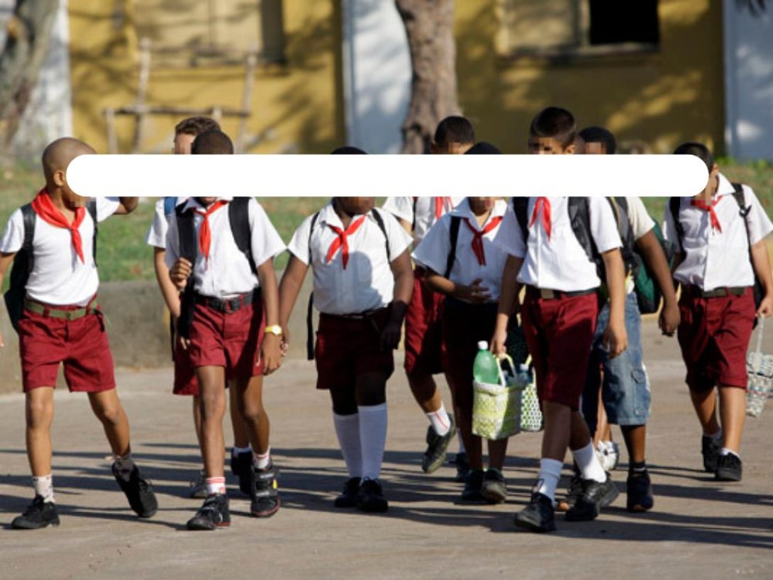 Niños cubanos en uniforme escolar caminando en la calle