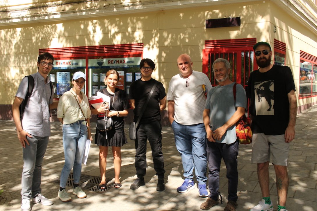 Grupo de firmantes de la carta reunidos en la Plaza Olavide.