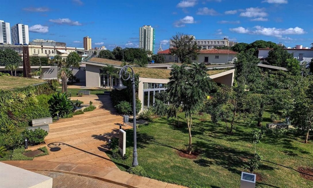 Jardín del Centro de Estudios Fidel Castro en La Habana. 