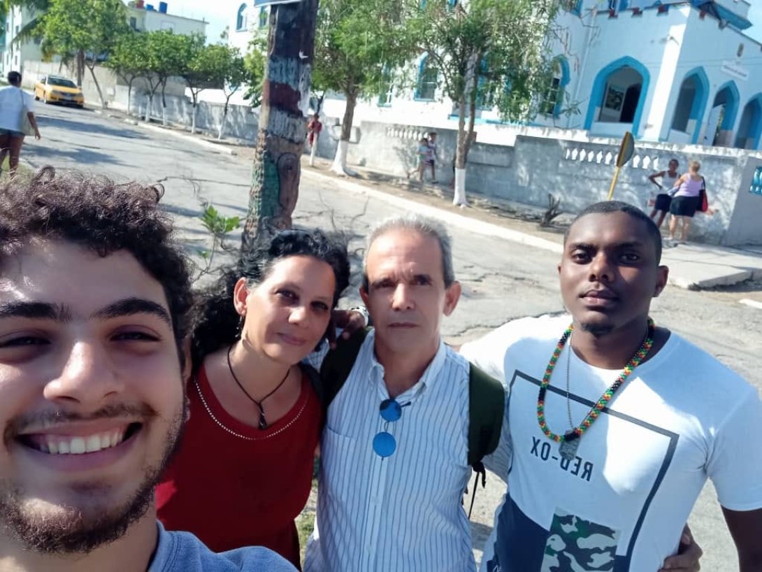 El cubano Jorge Fernández Era junto a su esposa y dos amigos tras ser liberado.
