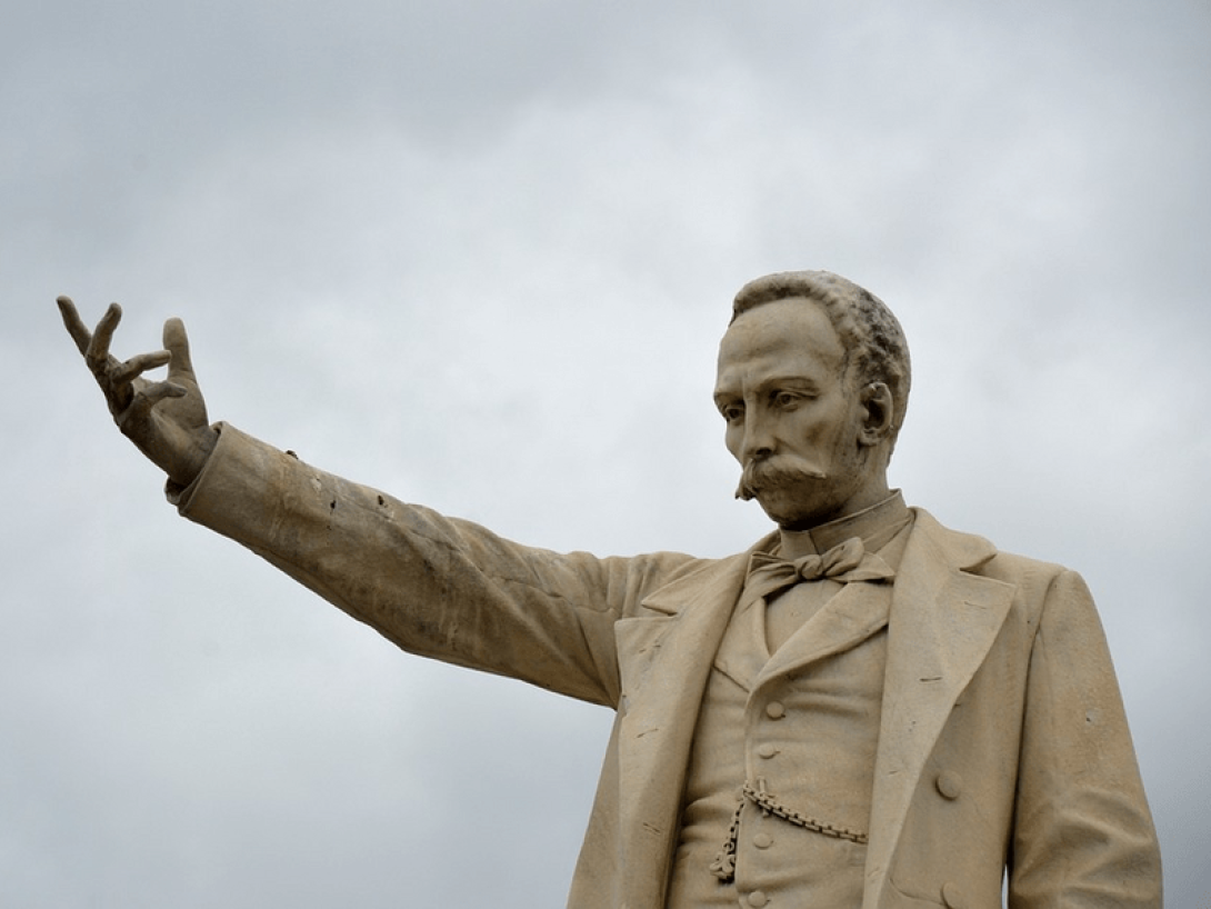 Estatua de José Martí con el brazo levantado apunta hacia delante.