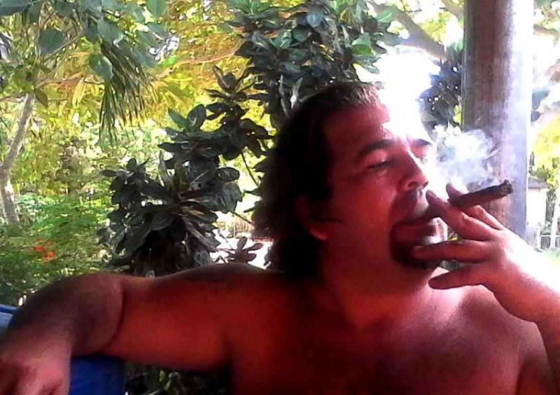 El escritor José Alberto Velázquez fumando