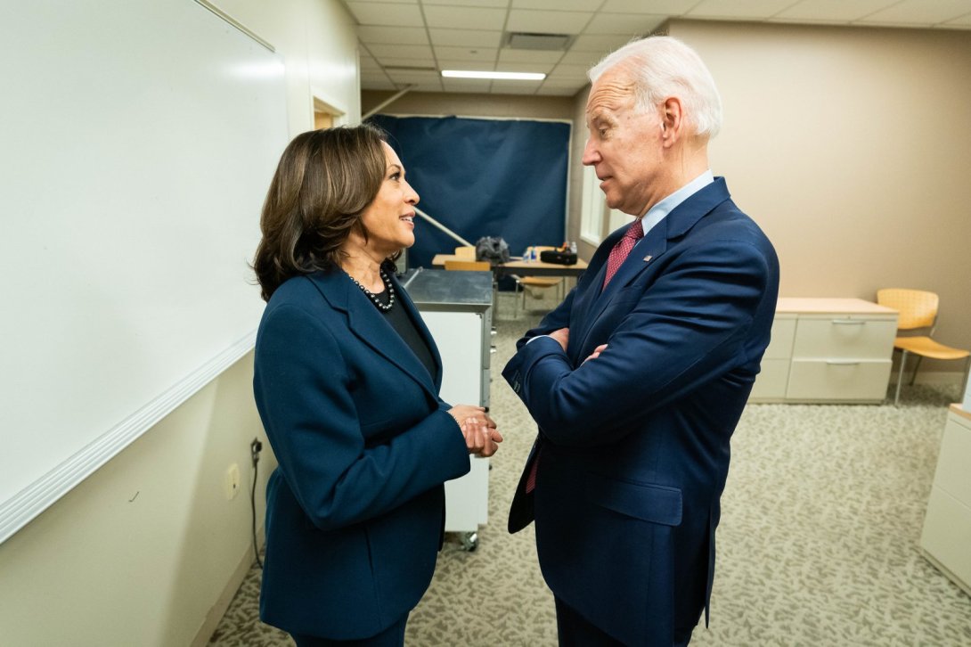 Kamala Harris junto a Joe Biden.