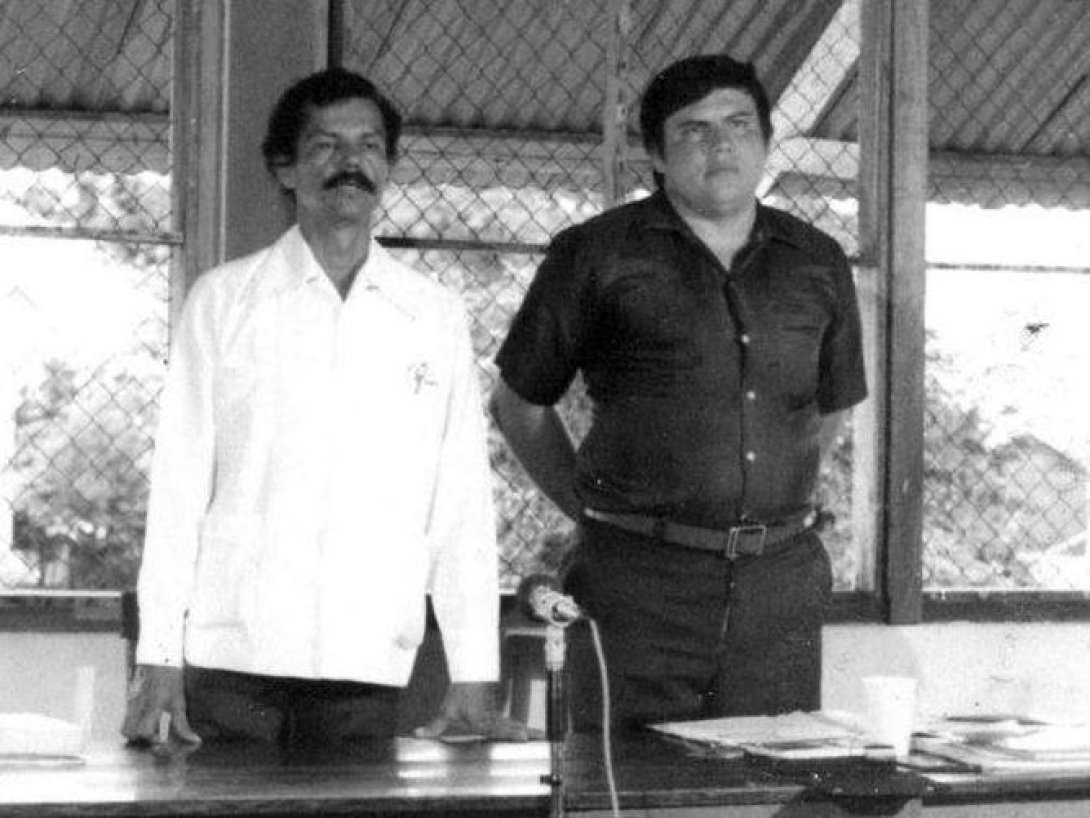 Lizandro Chávez Alfaro (izquierda) junto a Jorge Eduardo Arellano.