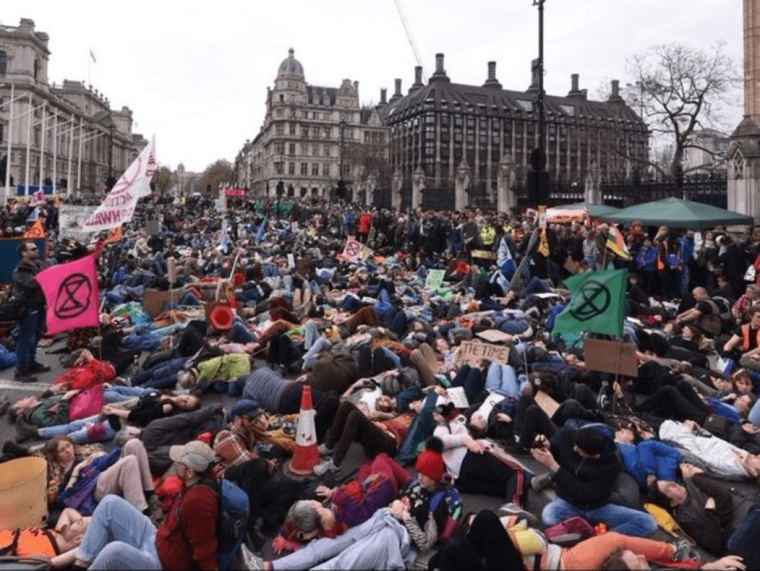 Cientos de miles de personas manifestándose en Londres por el medioambiente.