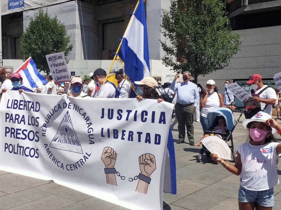 Cubanos y nicaragüenses se manifiestan en Madrid pidiendo Justicia y Libertad para sus países de origen.