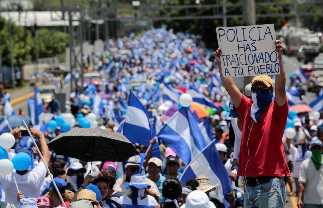 Personas manifestándose en las calles de una ciudad nicaragüense.