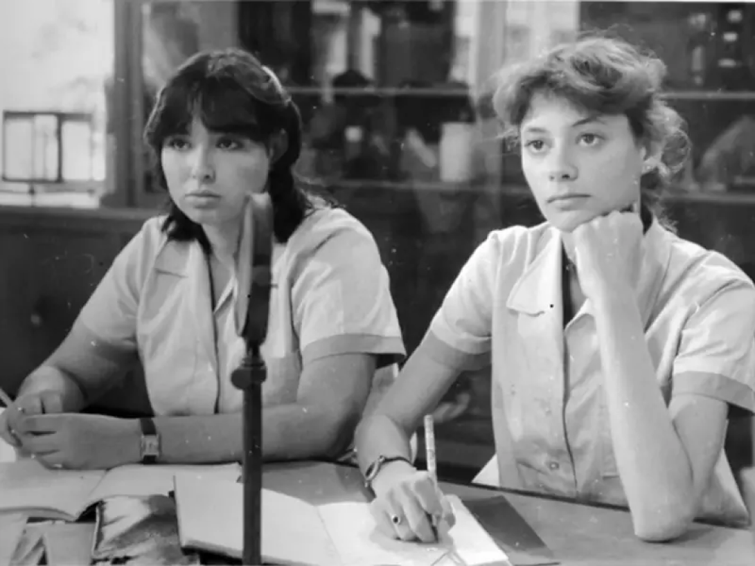 María Isabel Díaz (actriz) y Thais Valdés (actriz) en "Una novia para David", de Orlando Rojas: dos muchachas sentadas en el aula de una escuela atienden a clase.