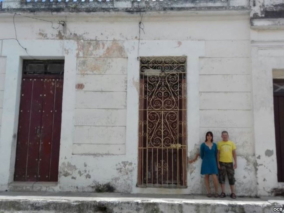 El dramaturgo Mario Junquera y la actriz Iris Mariño frente a la fachada de su casa en Camagüey.