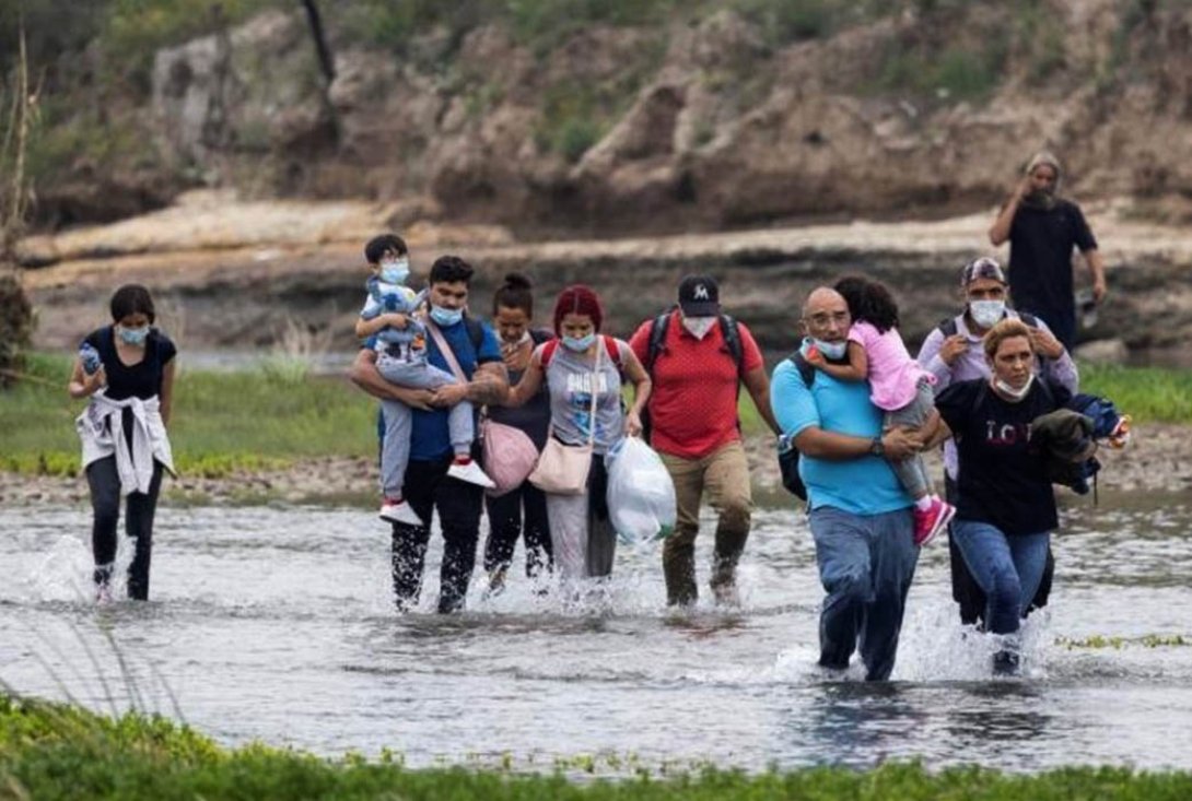 Migrantes cubanos cruzando la frontera sur de Estados Unidos.