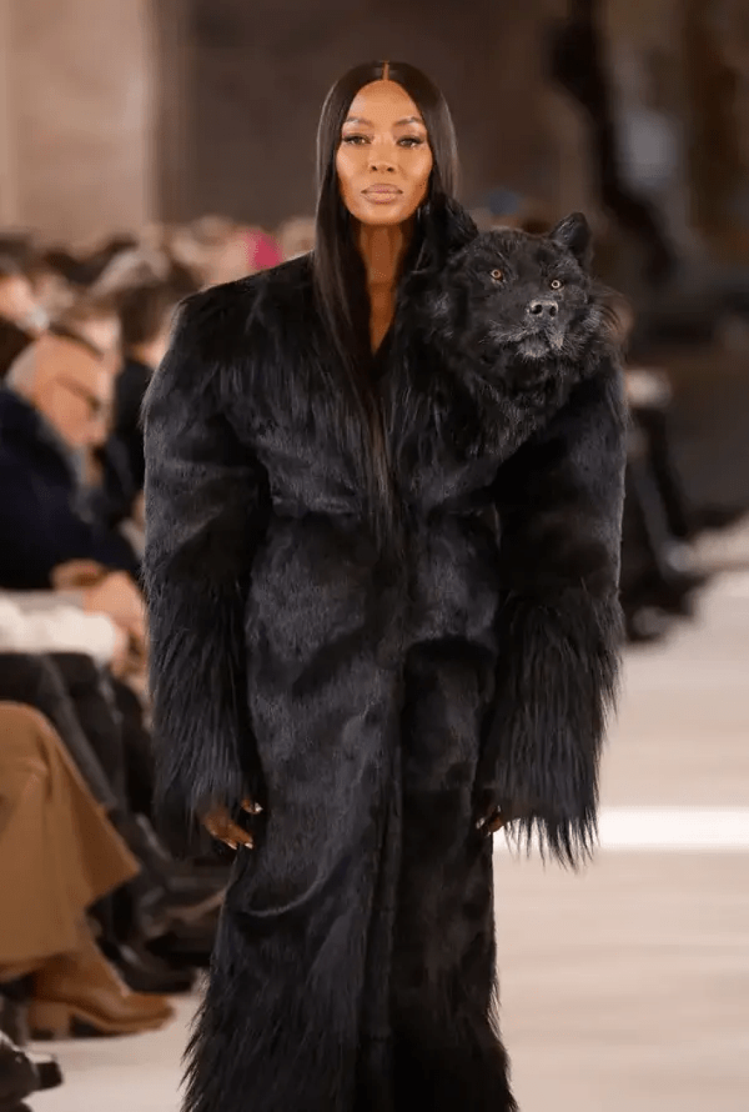 Naomi Campbell en la Semana de la Moda de París modelando con un vestido con una cabeza de lobo negra.