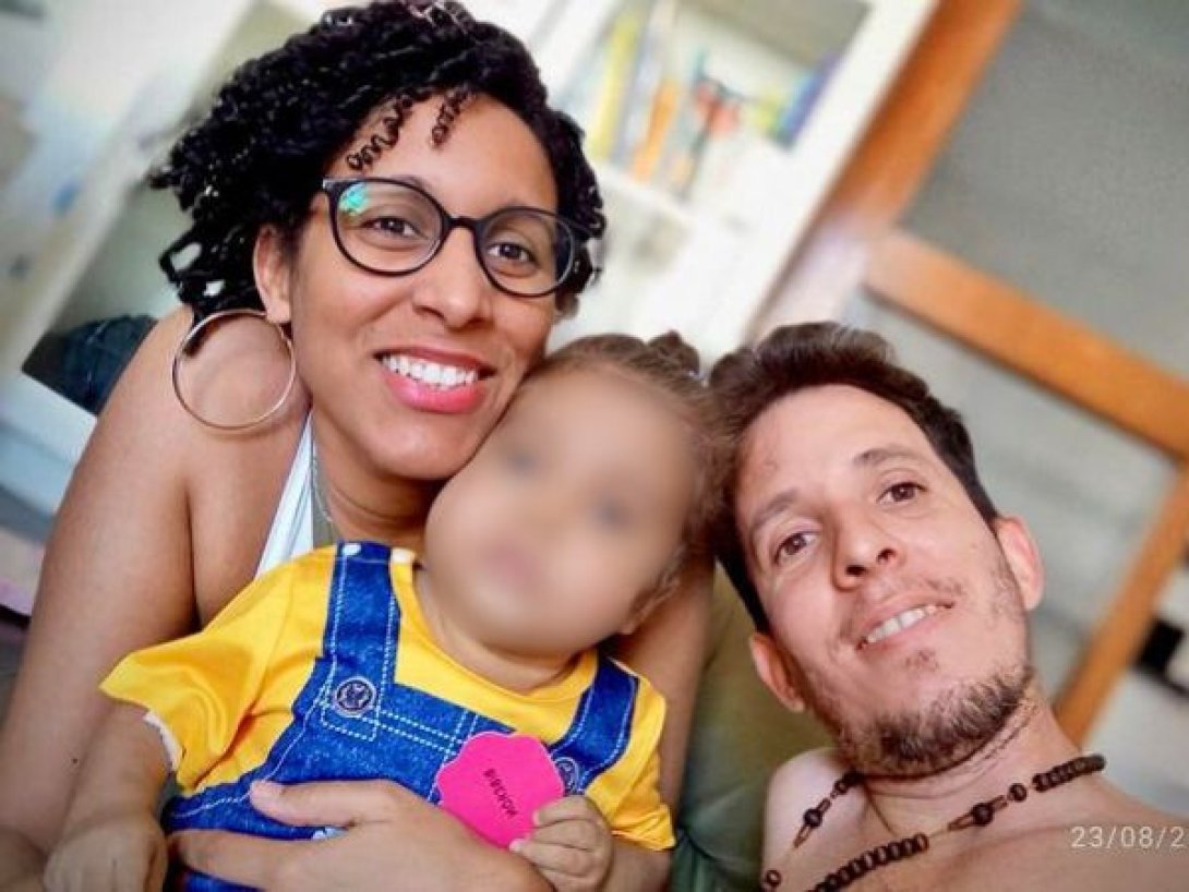 La niña cubana Amanda Lemus y sus padres Mila y Enmanuel.