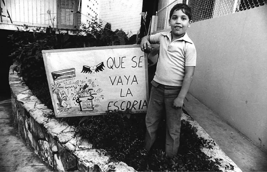 Niño con cartel en acto de repudio, Cuba