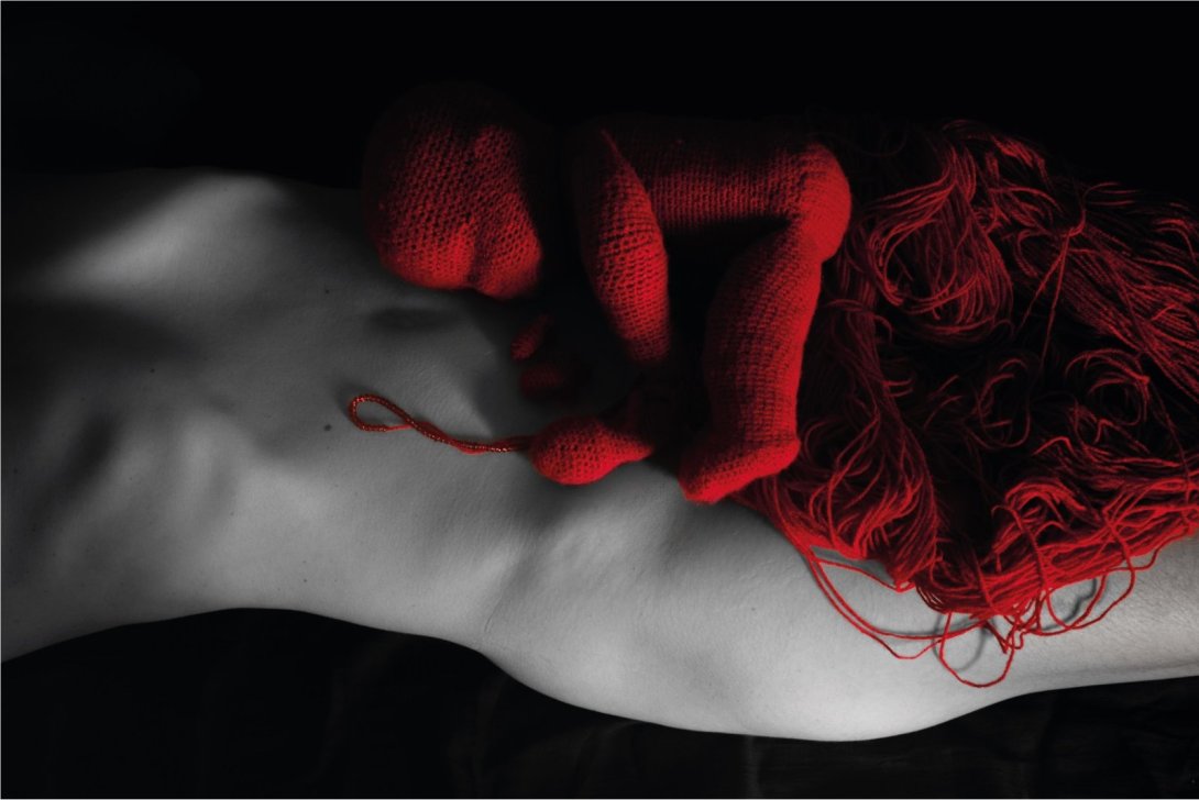 Obra de la artista Nadia Díaz Graverán, un manto rojo sobre un cuerpo desnudo