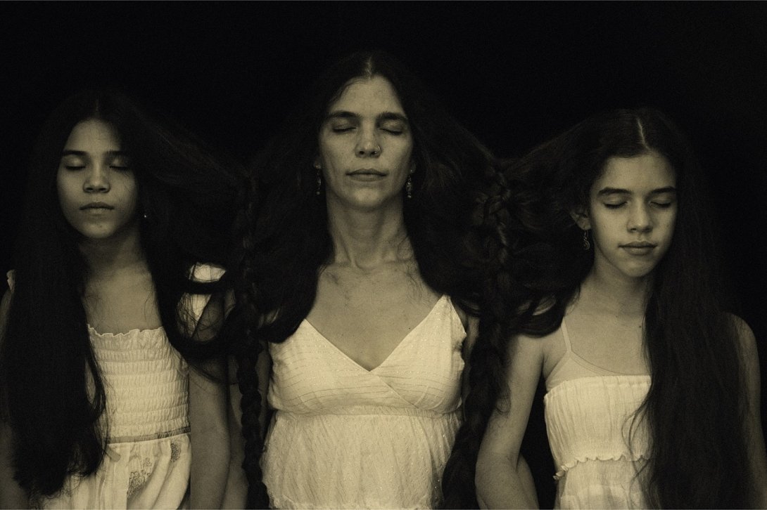 Obra fotográfica de la artista Nadia Díaz Graverán con dos niñas a su lado