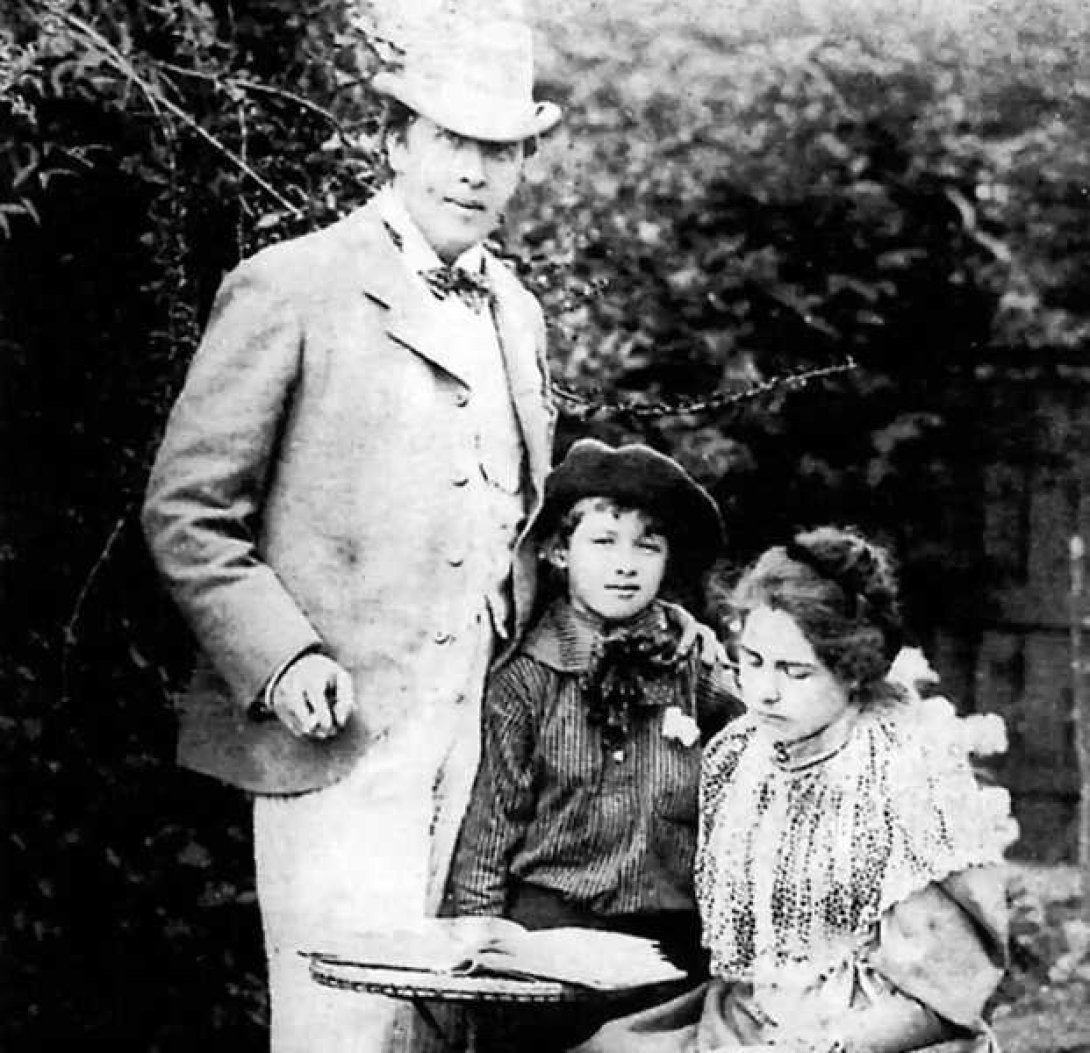Oscar Wilde junto a uno de sus hijos y su esposa Constance.
