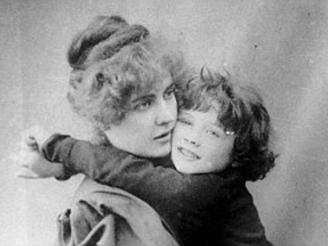 Oscar Wilde de niño junto a su madre abrazados.