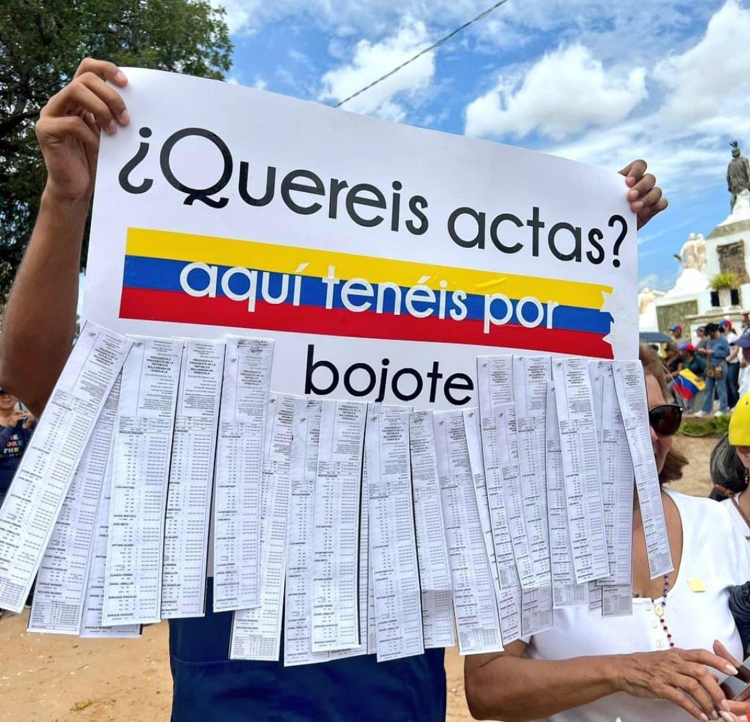 Pancartas mostradas por manifestantes venezolanos.