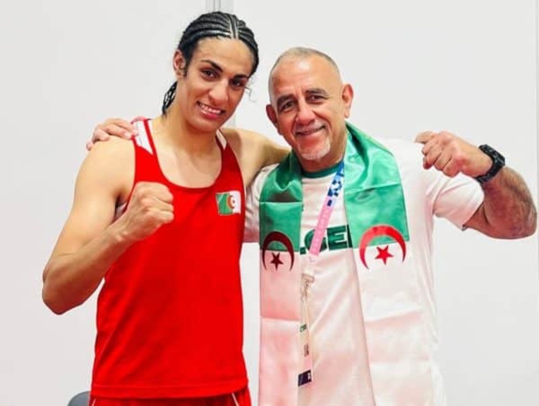 La boxeadora argelina Imane Khelif junto al cubano Pedro Luis Díaz, su entrenador.