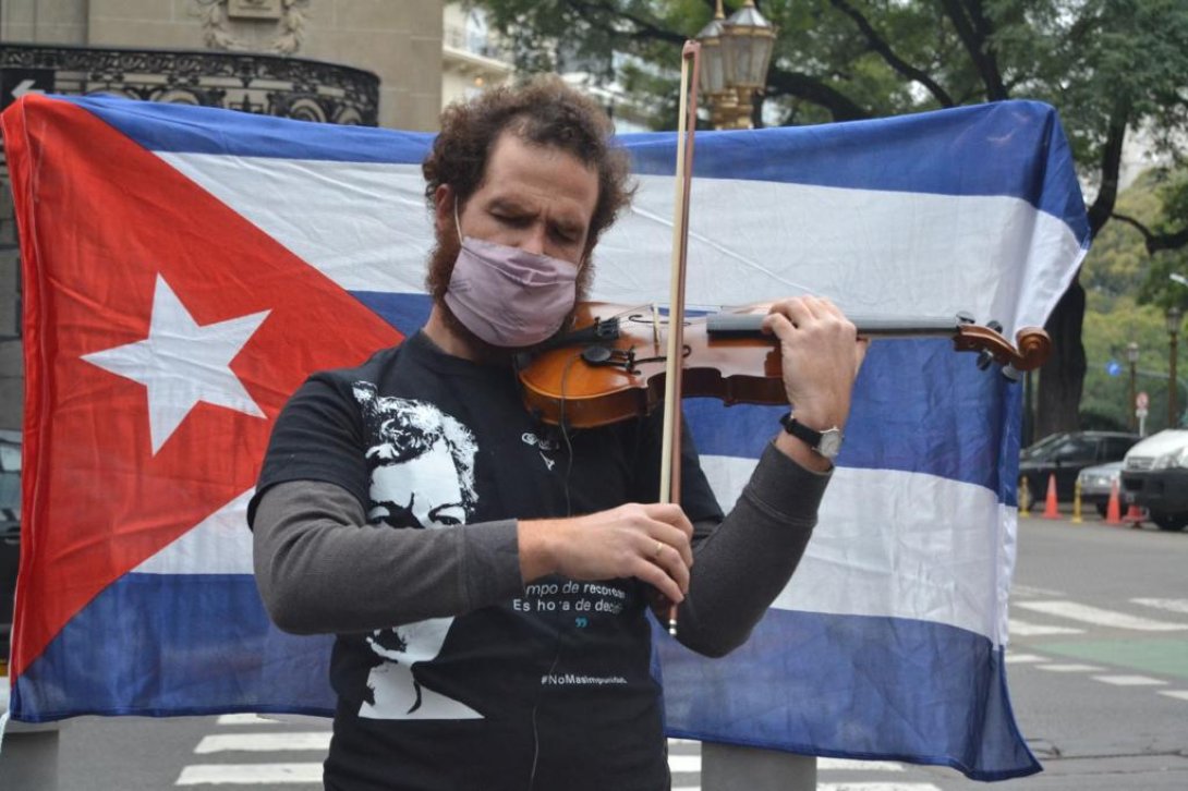 Hombre tocando violín.