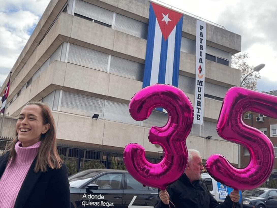 Cubanos protestando en Madrid durante el cumpleaños de Luis Manuel sostienen globos en forma del número 35 (la edad que cumple el artista cubano).