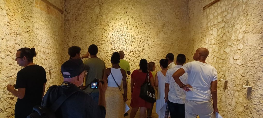 Un frupo de personas en la Exposición de Oslendy Hernández en Guanabacoa, La Habana.