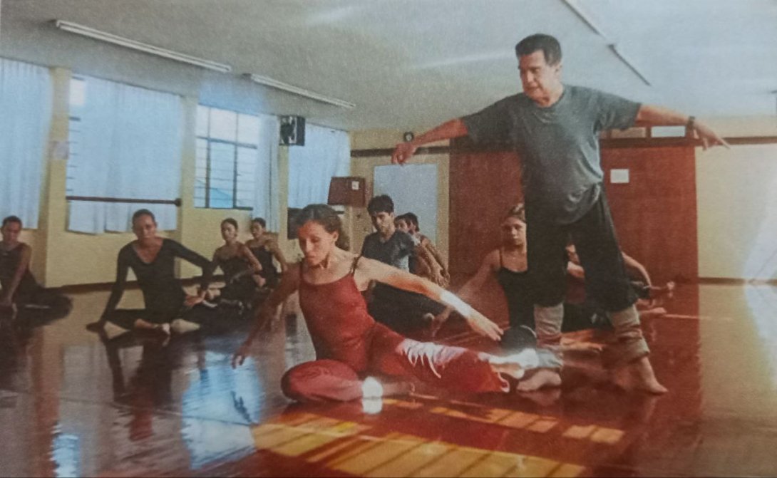 Federico Castro, coreógrafo mexicano, impartiendo clases.