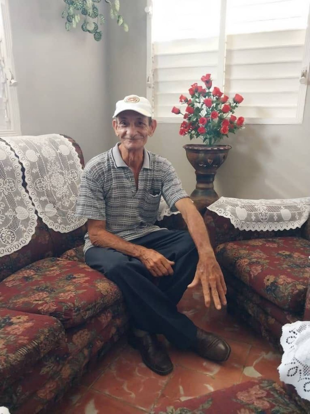 Profesor Fermín Évora en la casa que le compraron sus alumnos, en Ciego de Ávila.