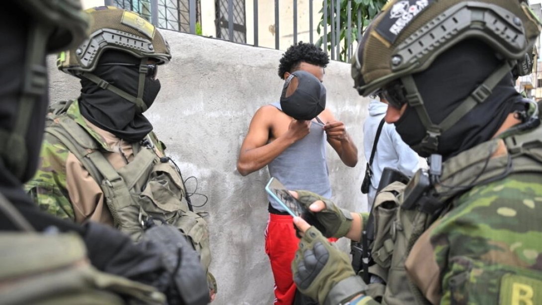 Miembros del Ejército hacen un control de identidad en un barrio popular de Quito.