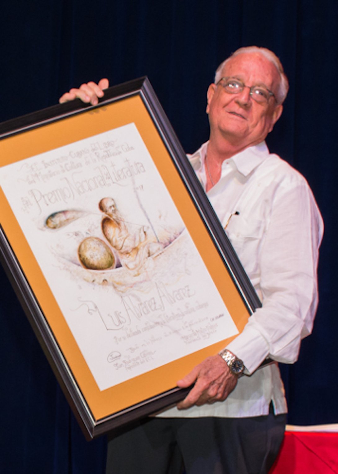Luis Álvarez con el Premio Nacional de Literatura.