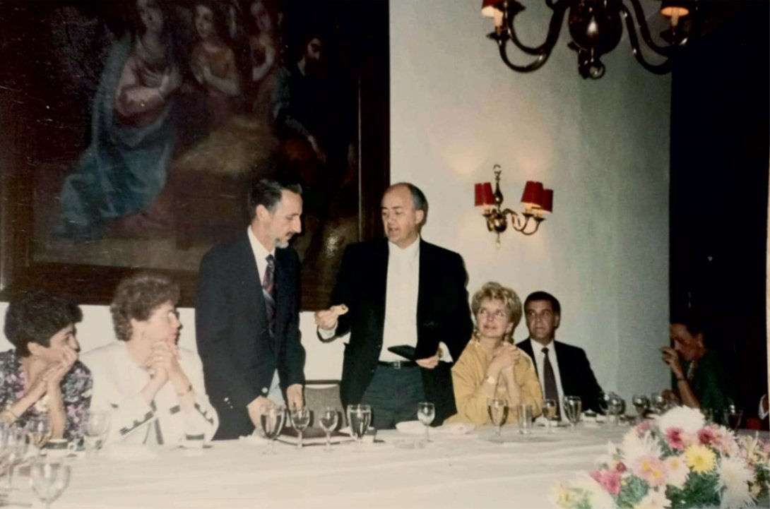 Fredo Arias entrega el premio Vasconcelos a Alfonso Larrahona Kasten. 1991