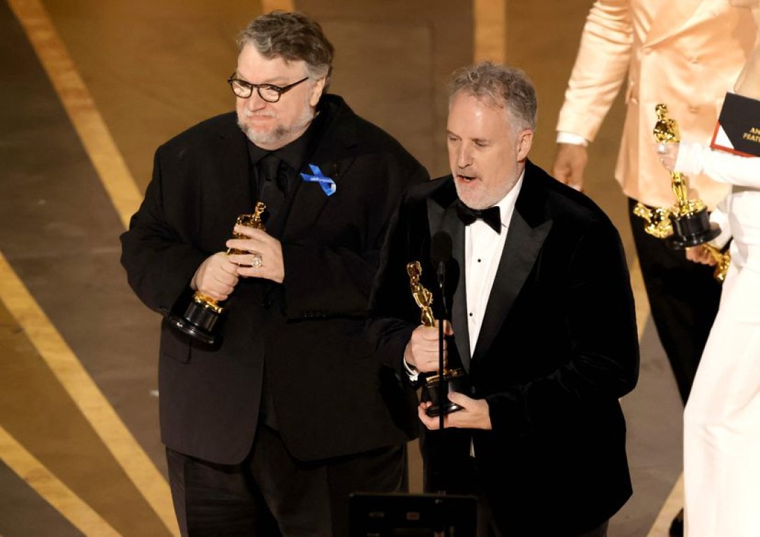 Guillermo del Toro y Mark Gustafson reciben el premio a mejor película animada por 'Pinocho', en el primer premio otorgado en la noche.