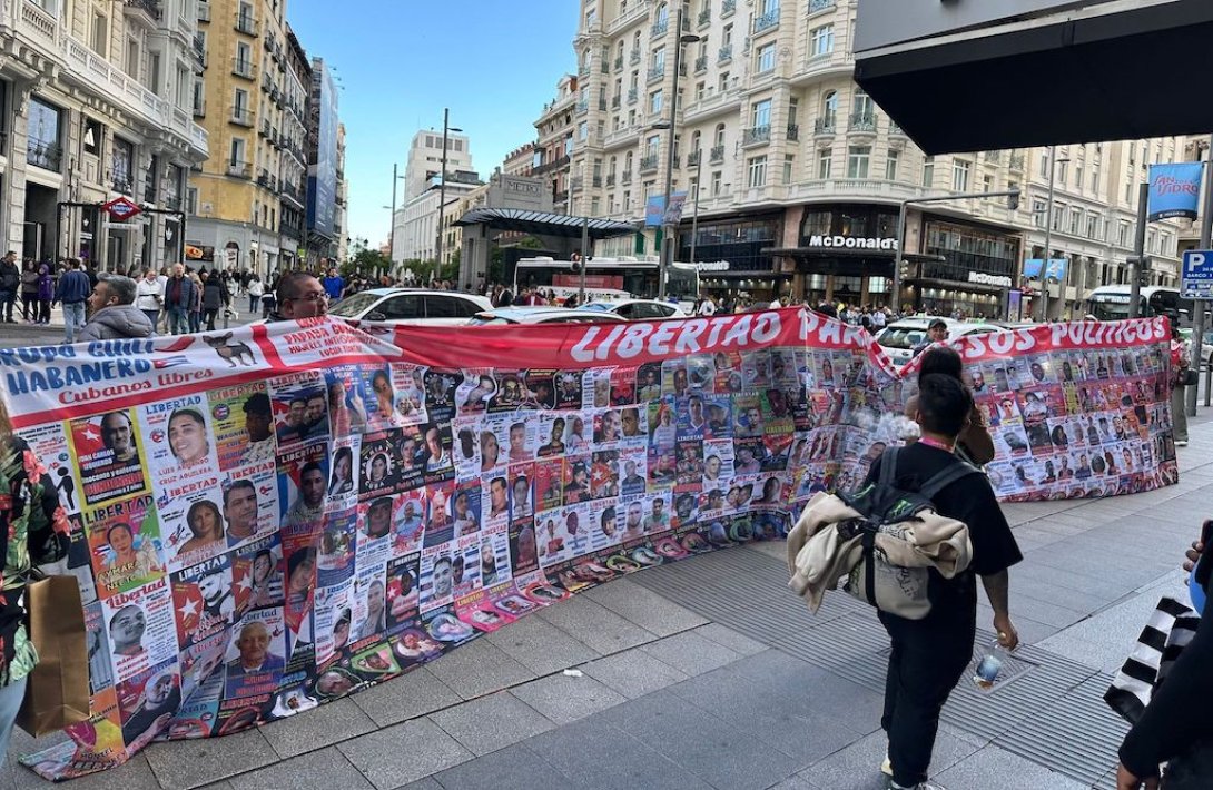 Activistas cubanos protestan en Madrid.