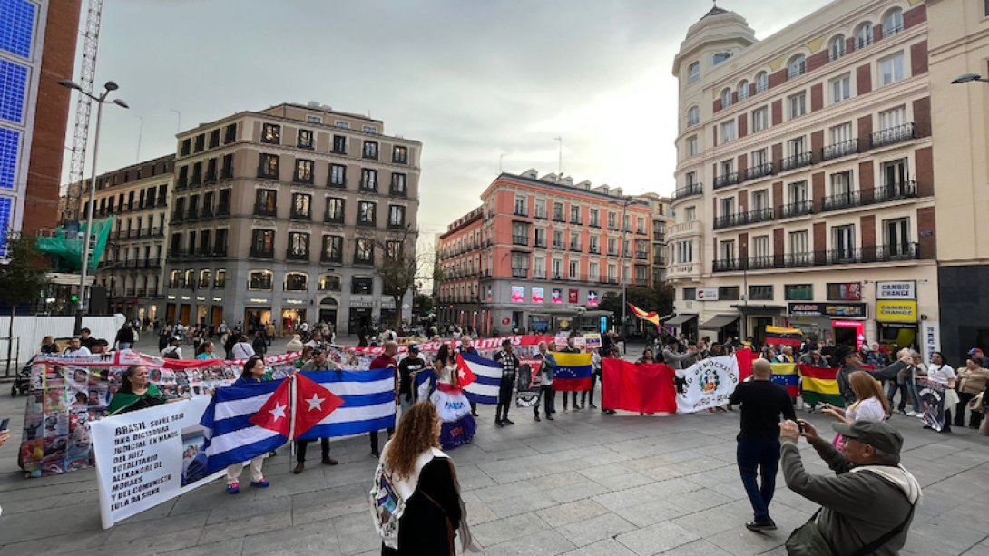 Protesta de cubanos en la Plaza de Callao.