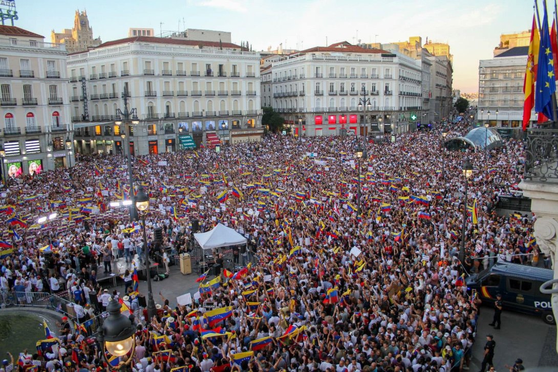 Venezolanos protestan en la Puerta del Sol, Madrid.