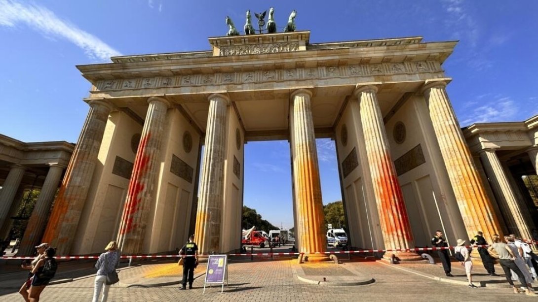 puerta de Brandenburgo pintada de naranja por ambientalistas