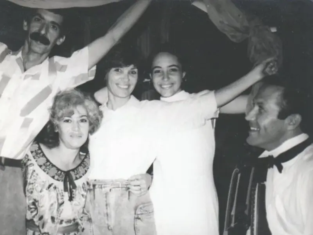 Durante el rodaje de "La Bella del Alhambra". De izquierda a derecha: Derubin Jácome, director de arte, Yara Iglesias, actriz, Diana Fernández, diseñadora de vestuario, Wendy Navarro, su hija, y Héctor Noas, actor.