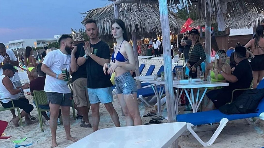 Sandro Castro con su novia en Cayo Santa María.