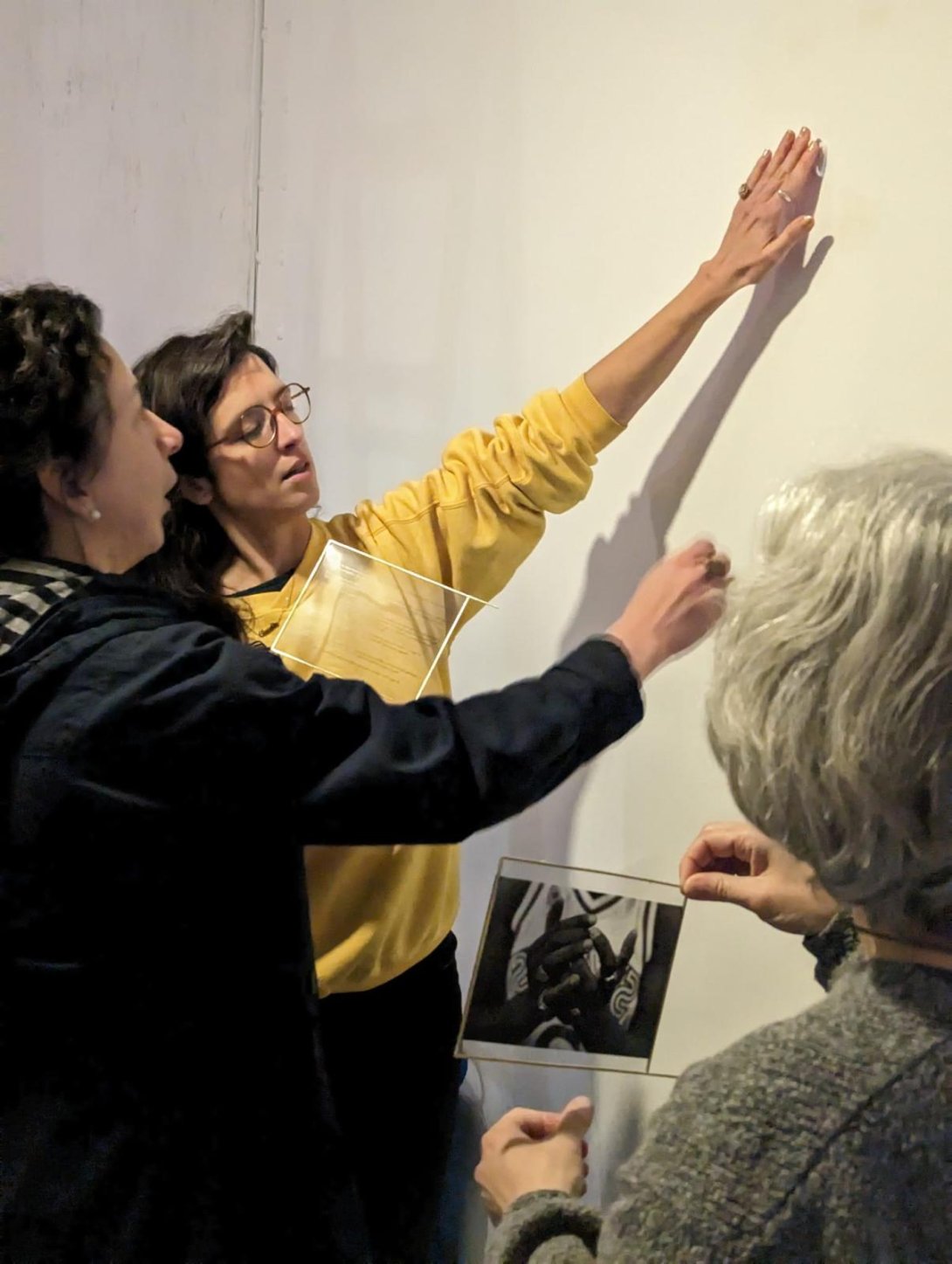 Solveig Font (curadora) y artista  Claudia Claremi, montando expo "Las mieles". Foro Intemperie, Madrid, 22 febrero 2023.