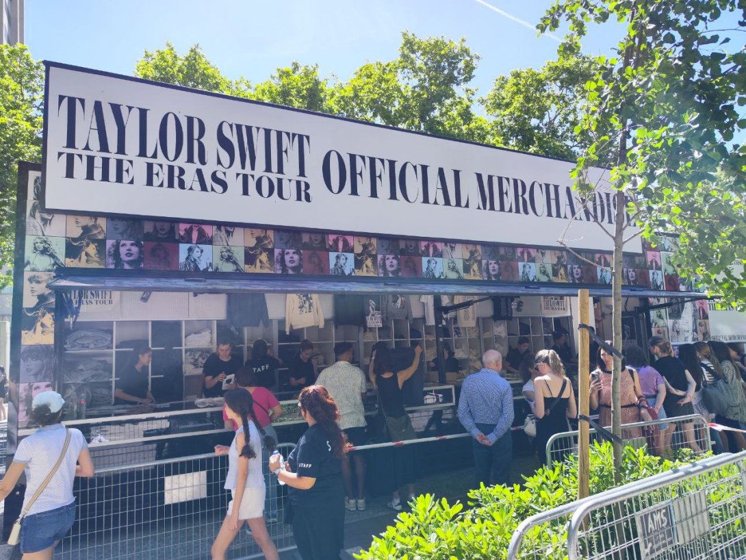 Venta de merchandising de Taylor Swift cerca del Santiago Bernábeu.