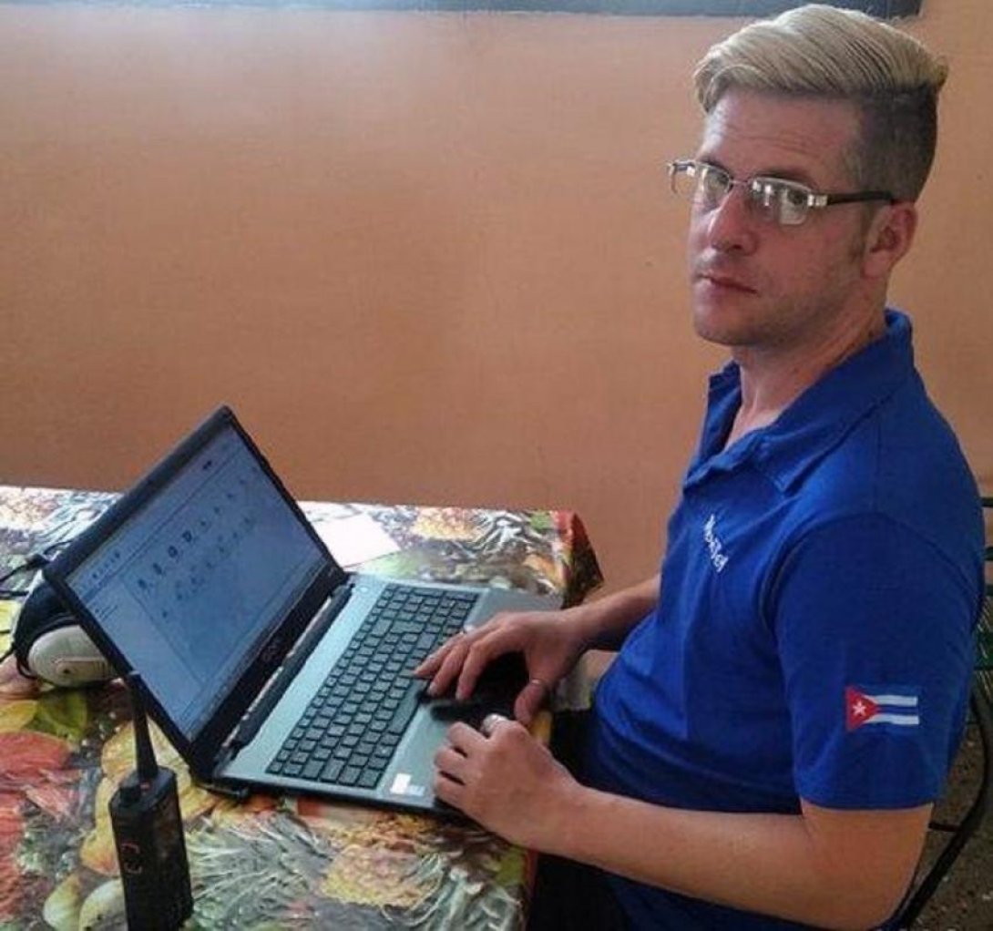 Cubano con laptop
