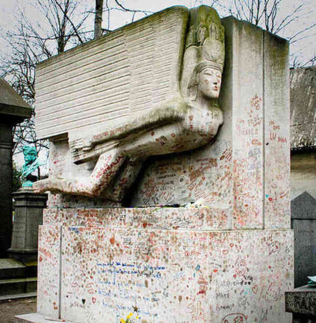 Tumba de Oscar Wilde cubierta de marcas de besos y otros graffitis.